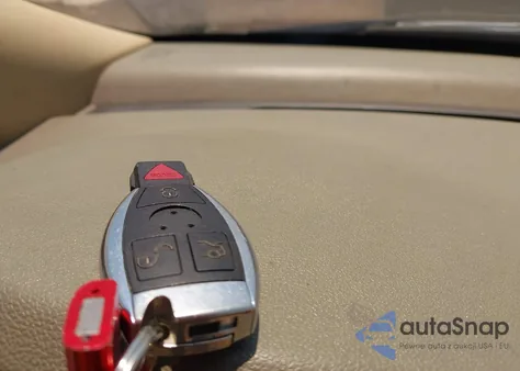 2008 Mercedes-Benz R 350 4Matic z USA, uszkodzony, nr VIN 4JGCB65EX8A062523